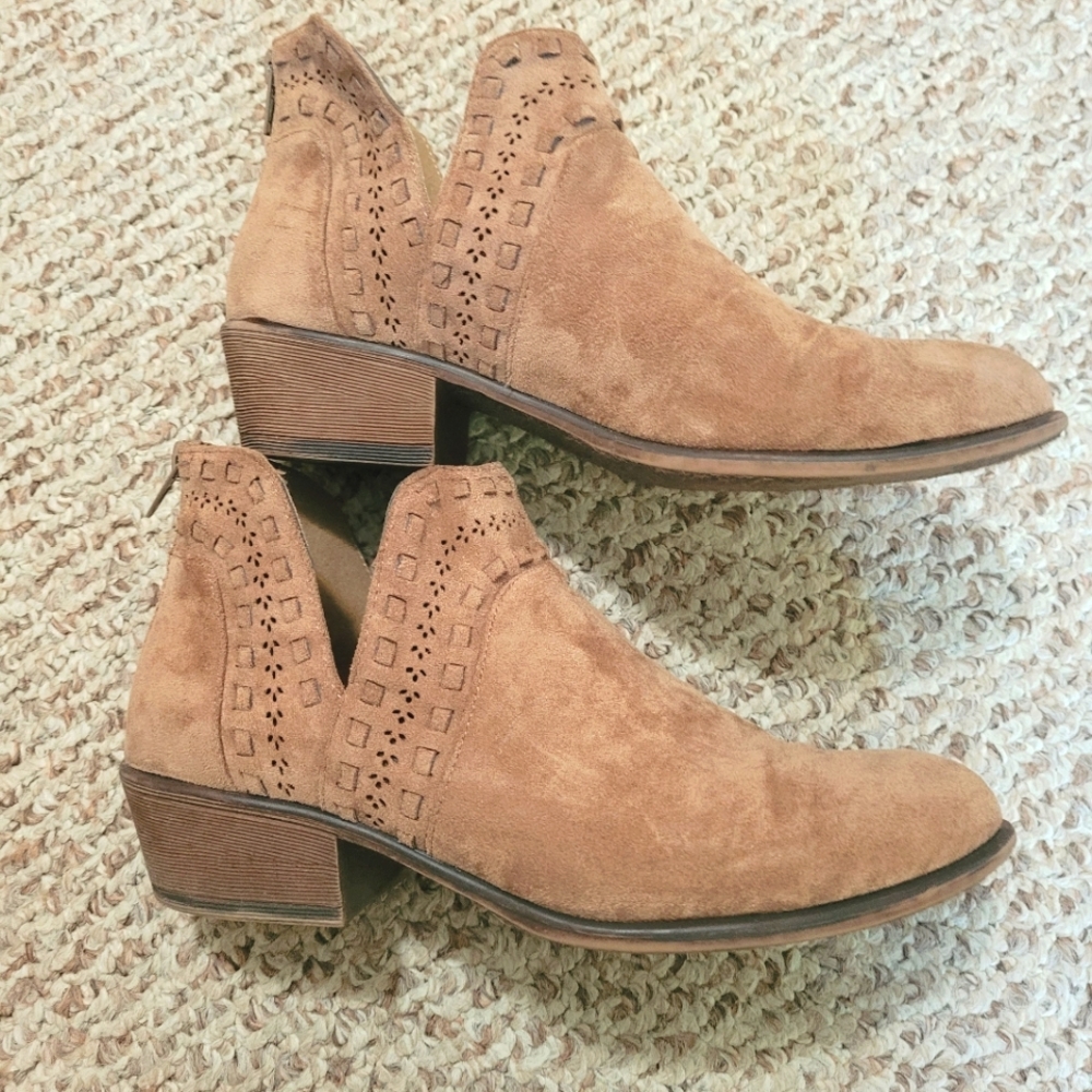 Natural Reflections ankle bootie